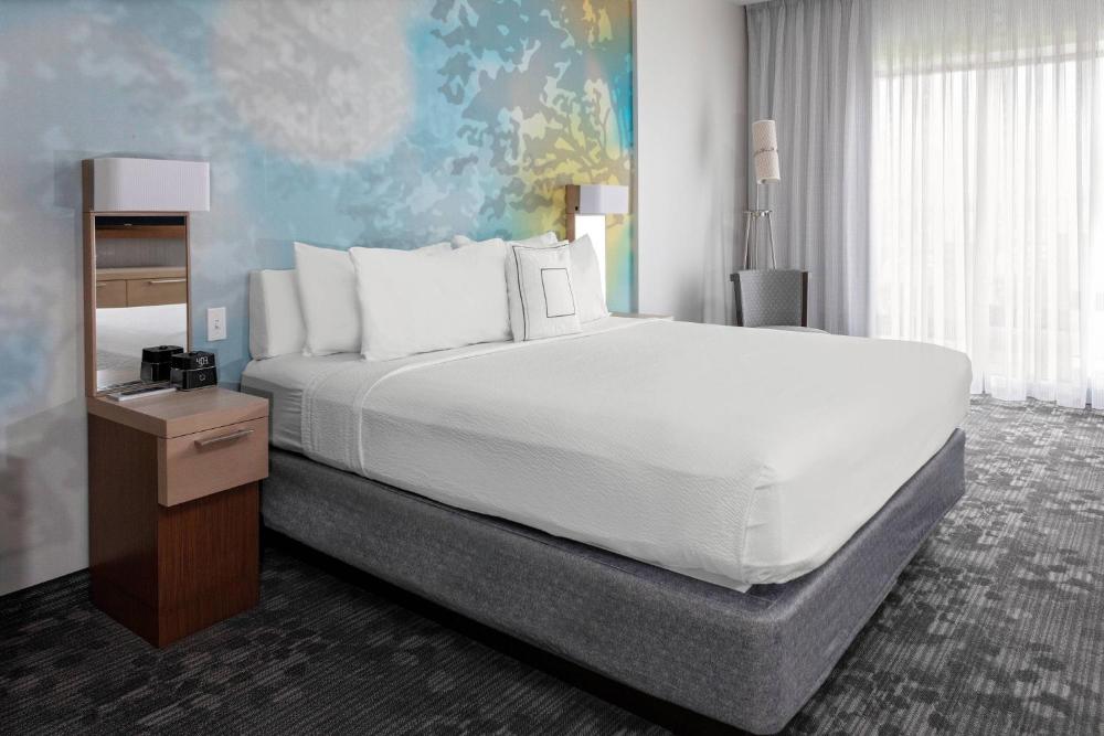 King Suite with Bathtub and Sofa Bed - Mobility Access interior